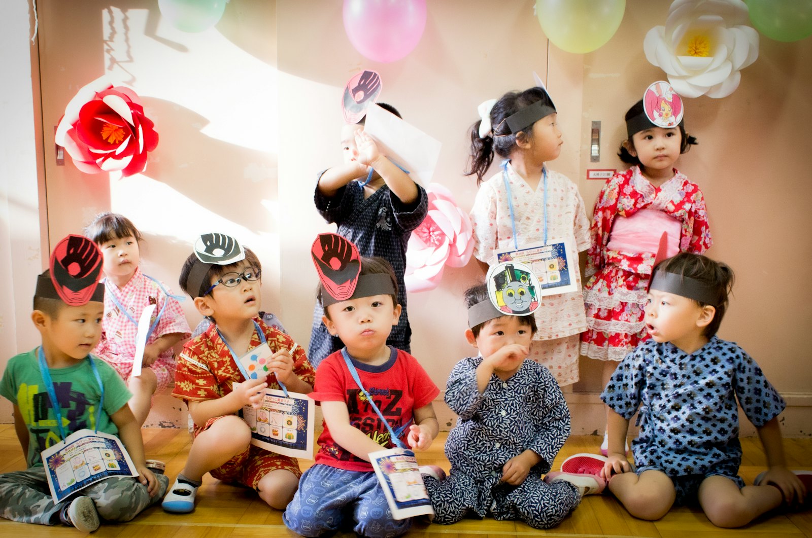保姆在加拿大家中照顾幼儿，陪孩子玩耍