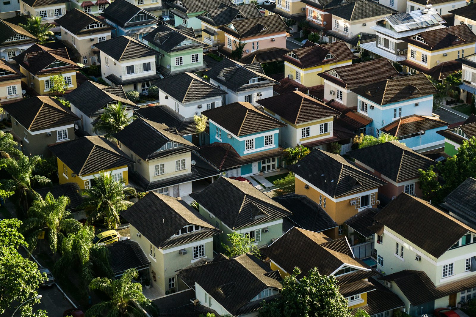 加拿大典型郊区住宅鸟瞰,整齐的独立屋社区和宽阔街道
