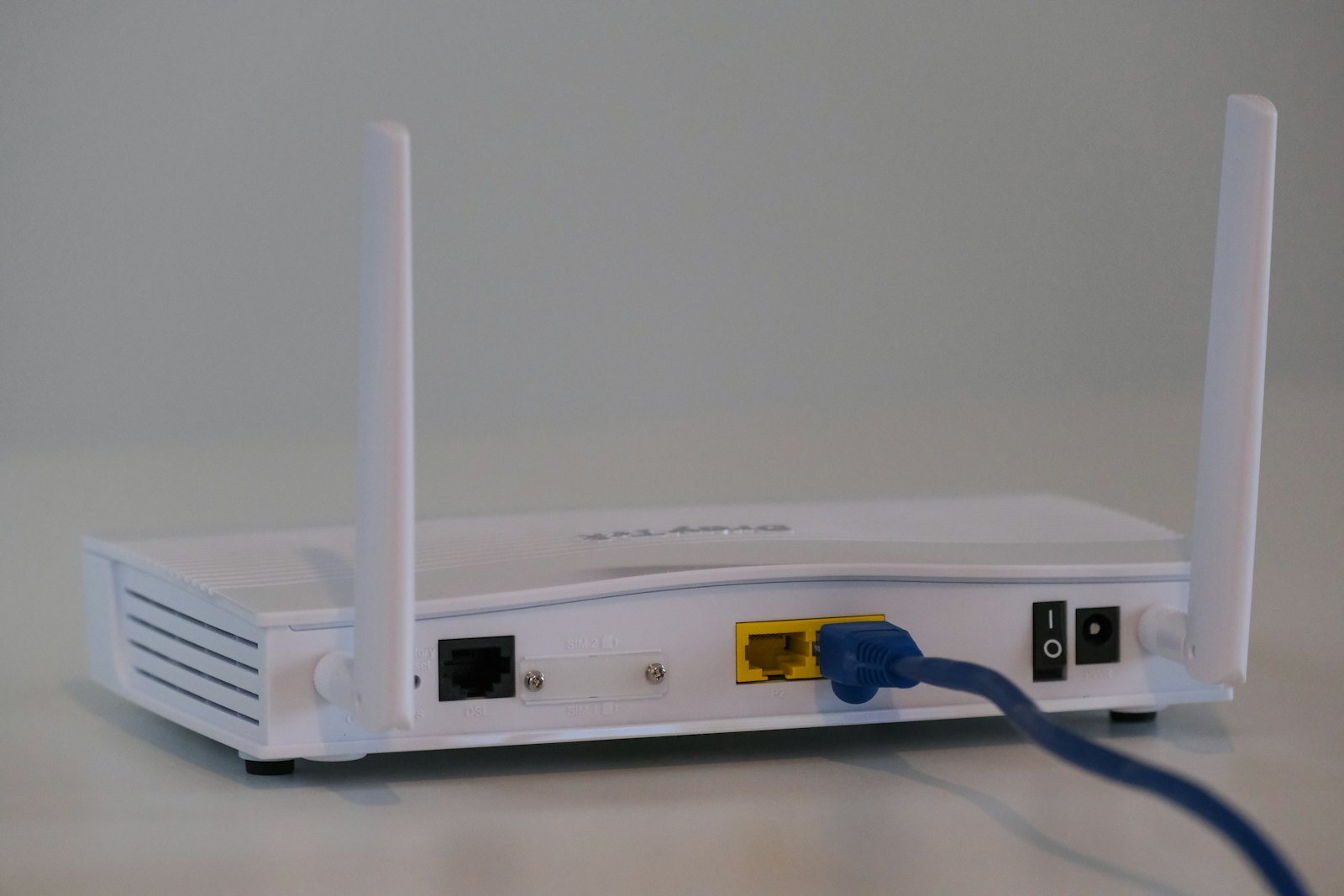 家庭 Wi-Fi 路由器放在桌上,提供加拿大家庭宽带无线网络