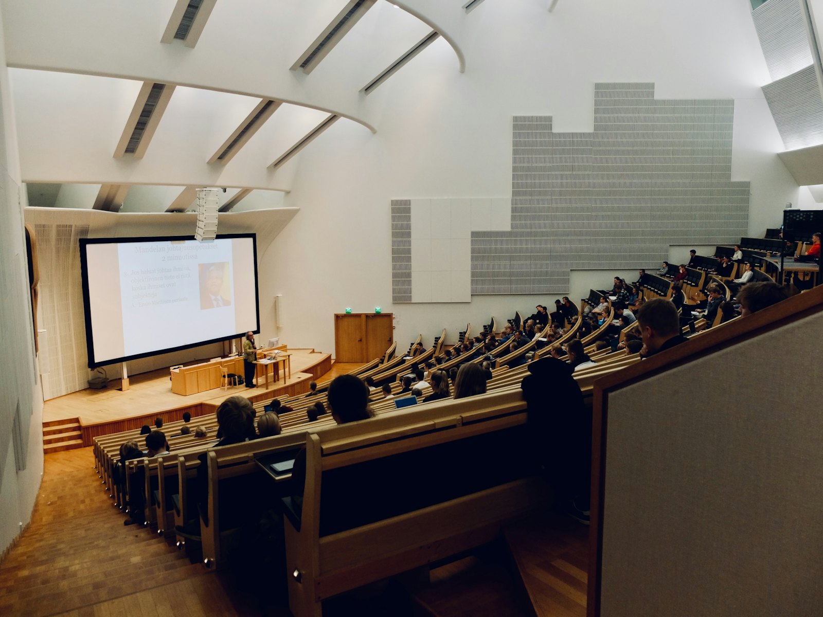 加拿大大学校园里学生们走过图书馆，象征 RESP 储蓄的最终归宿
