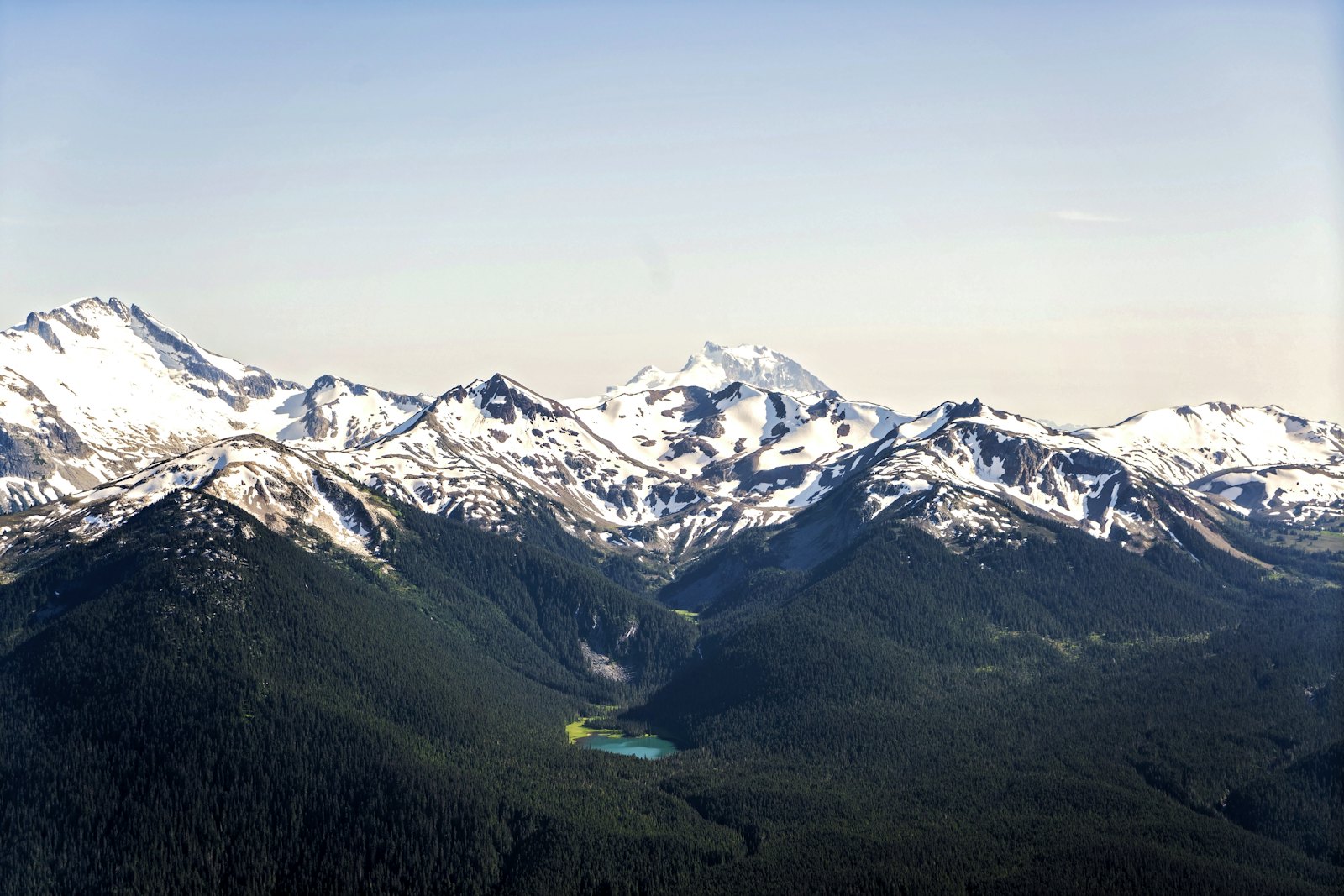 威士拿山区的白雪覆盖的山脊在蓝天下延伸,天气晴朗,能见度极佳