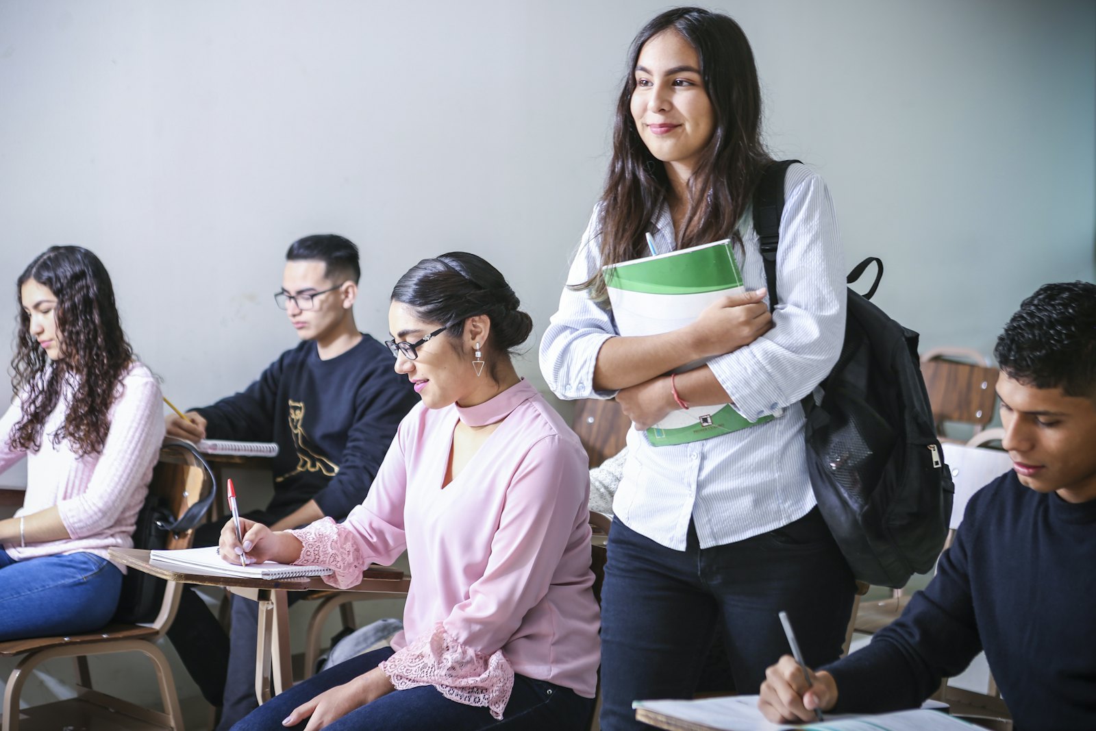 准备加拿大学生签证申请材料,包括录取信和财力证明文件