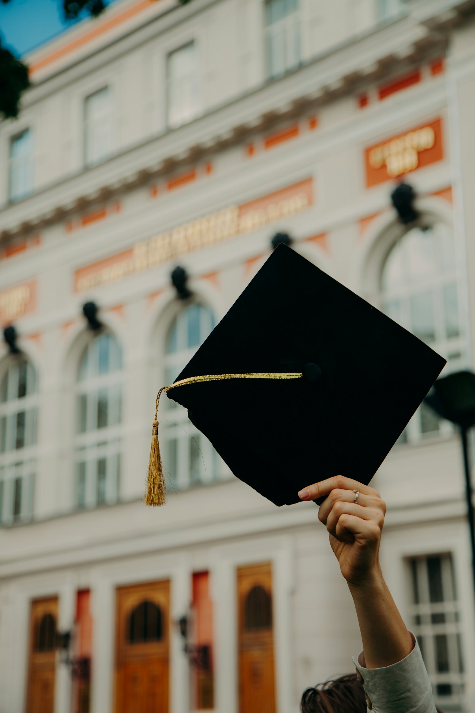 学生身着学士服手持学位帽,代表从加拿大大学毕业