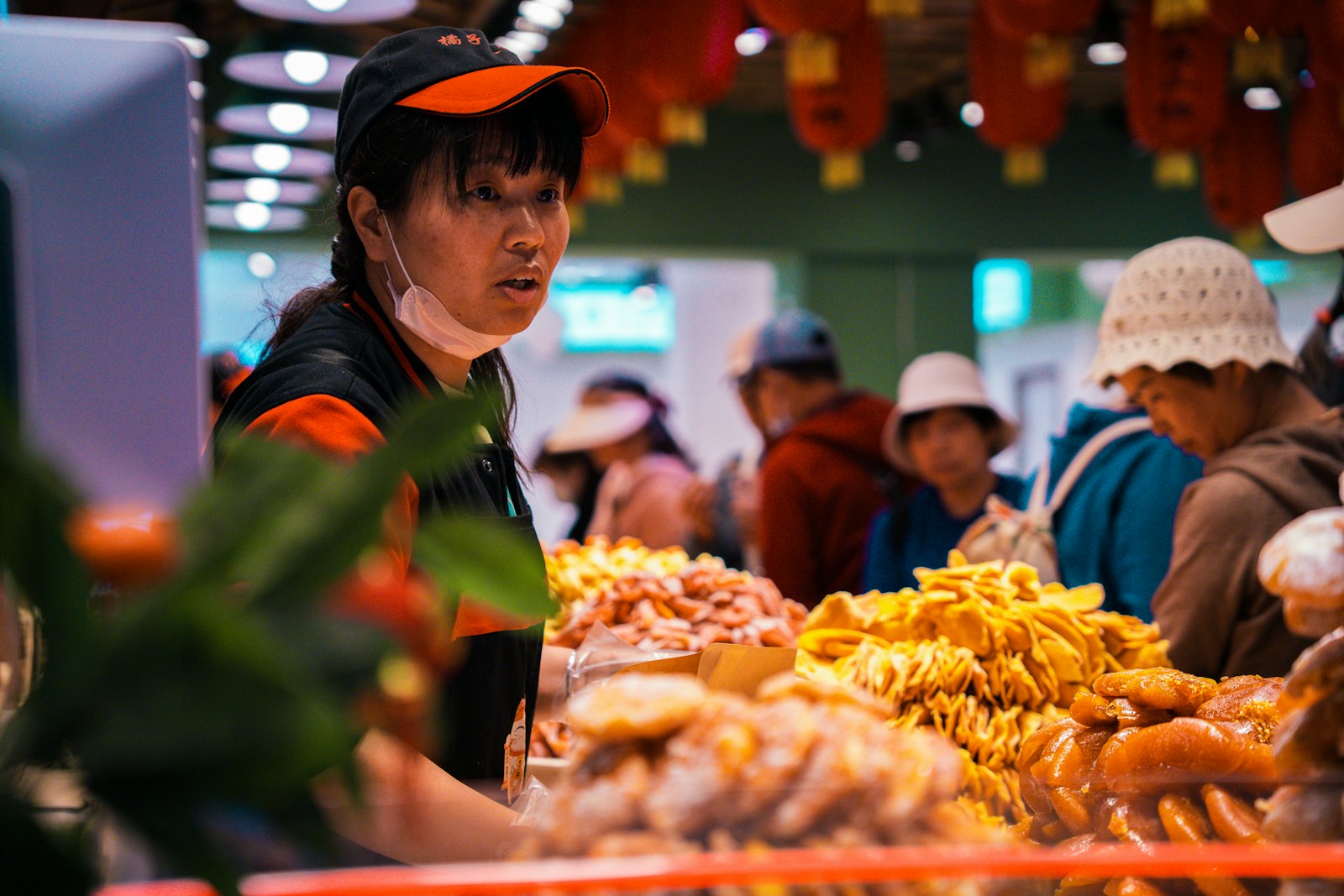 中国城市街头市场里的小吃摊位与人流