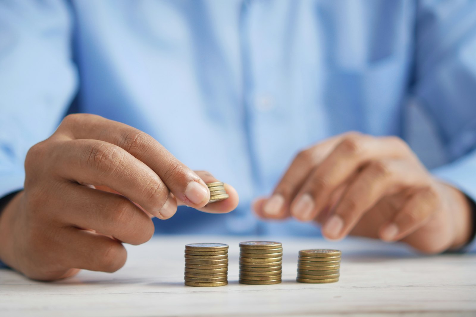 金属硬币叠加排列，象征长期定期定额投入 TFSA 和 RRSP 带来的复利积累效应